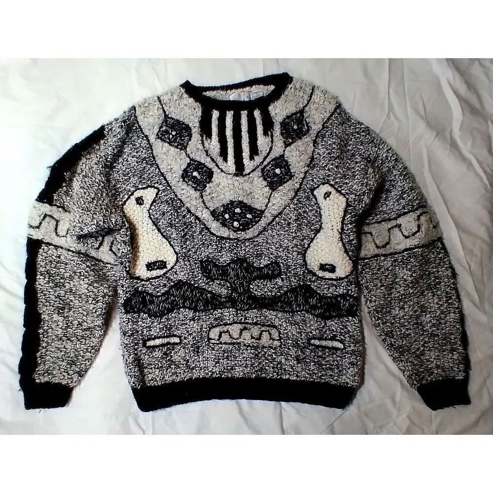 BEAUTIFUL HANDMADE SWEATER VINTAGE MADE IN KOREA BLACK AND WHITE FREE SIZE